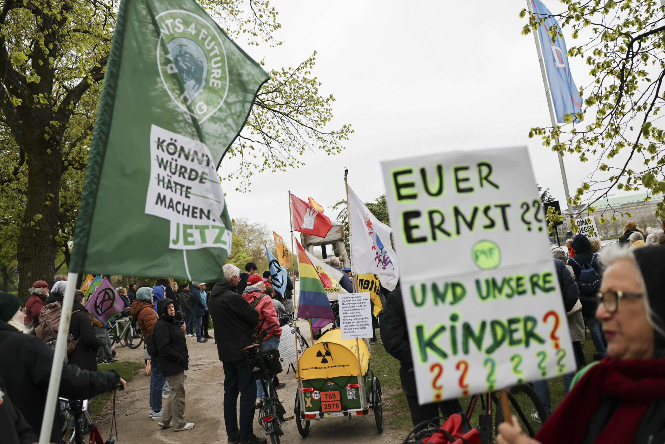 Demonstranten an der Alster