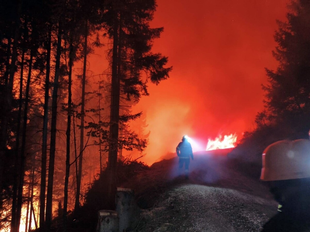 Im Kärntner Lesachtal kämpfen die Feuerwehren seit Donnerstagabend gegen einen Waldbrand.