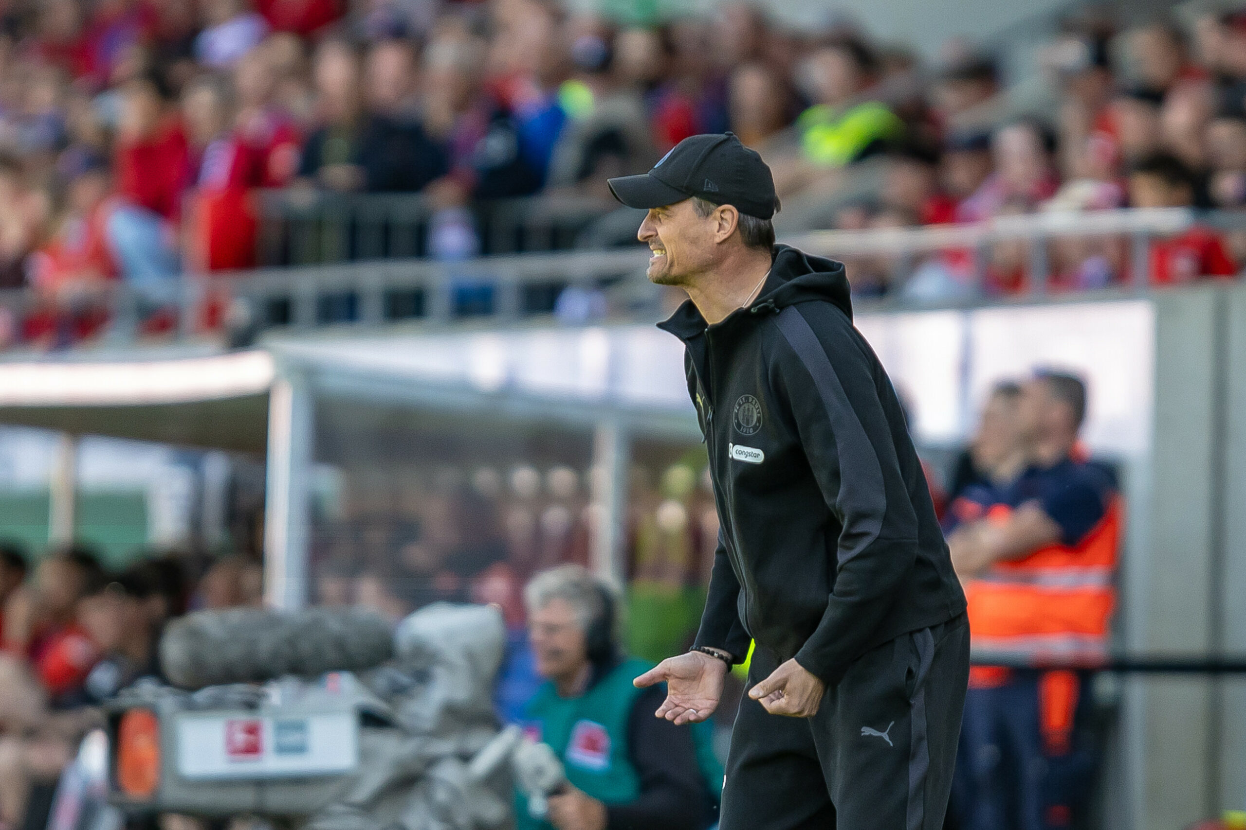 St. Pauli-Trainer Alexander Blessin in Heidenheim