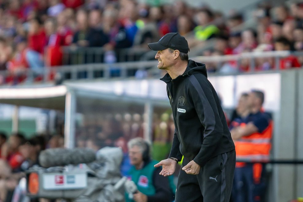 St. Pauli-Trainer Alexander Blessin in Heidenheim