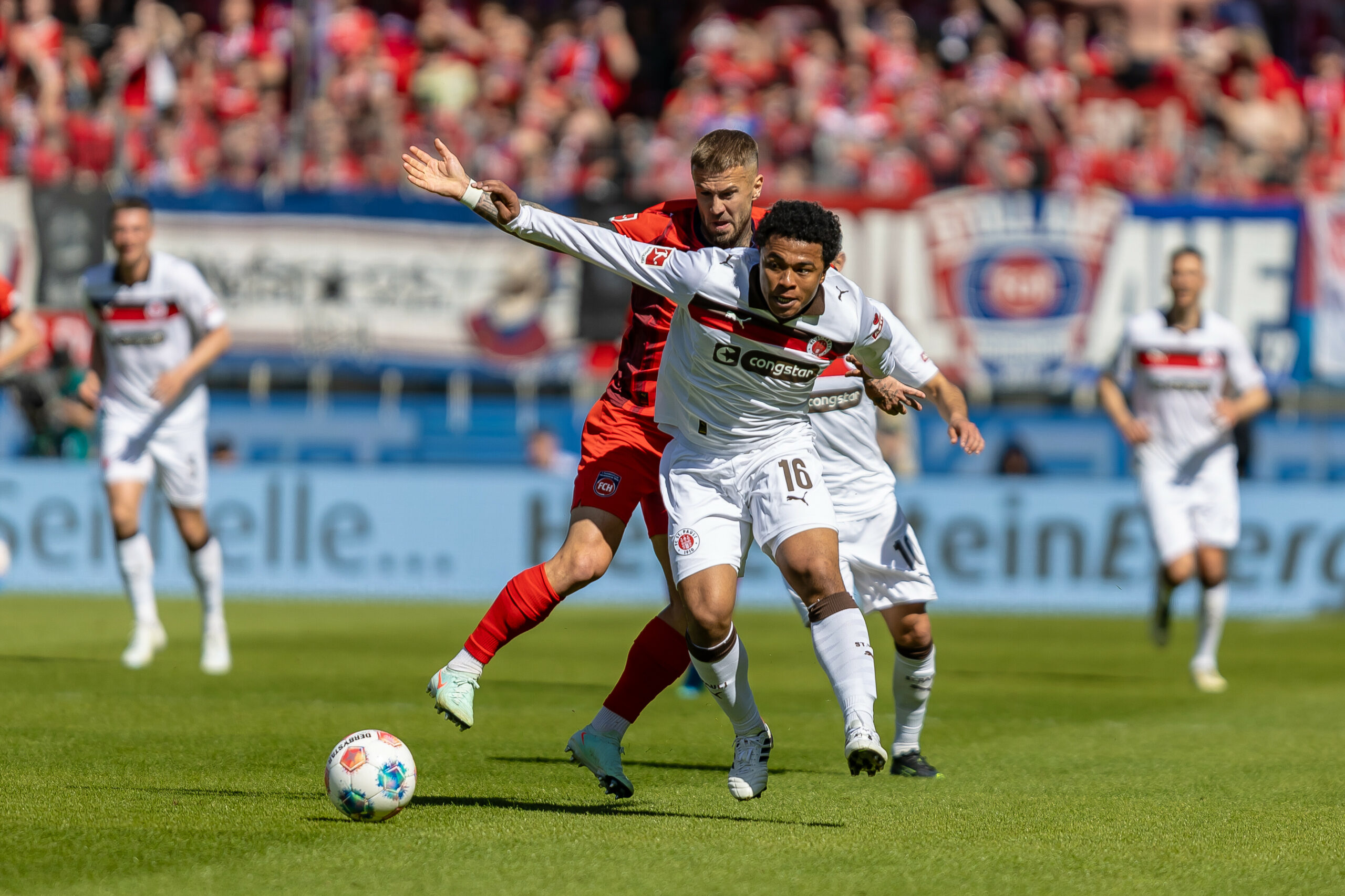Joel Chima Fujita bei einem Zweikampf mit Niklas Dorsch