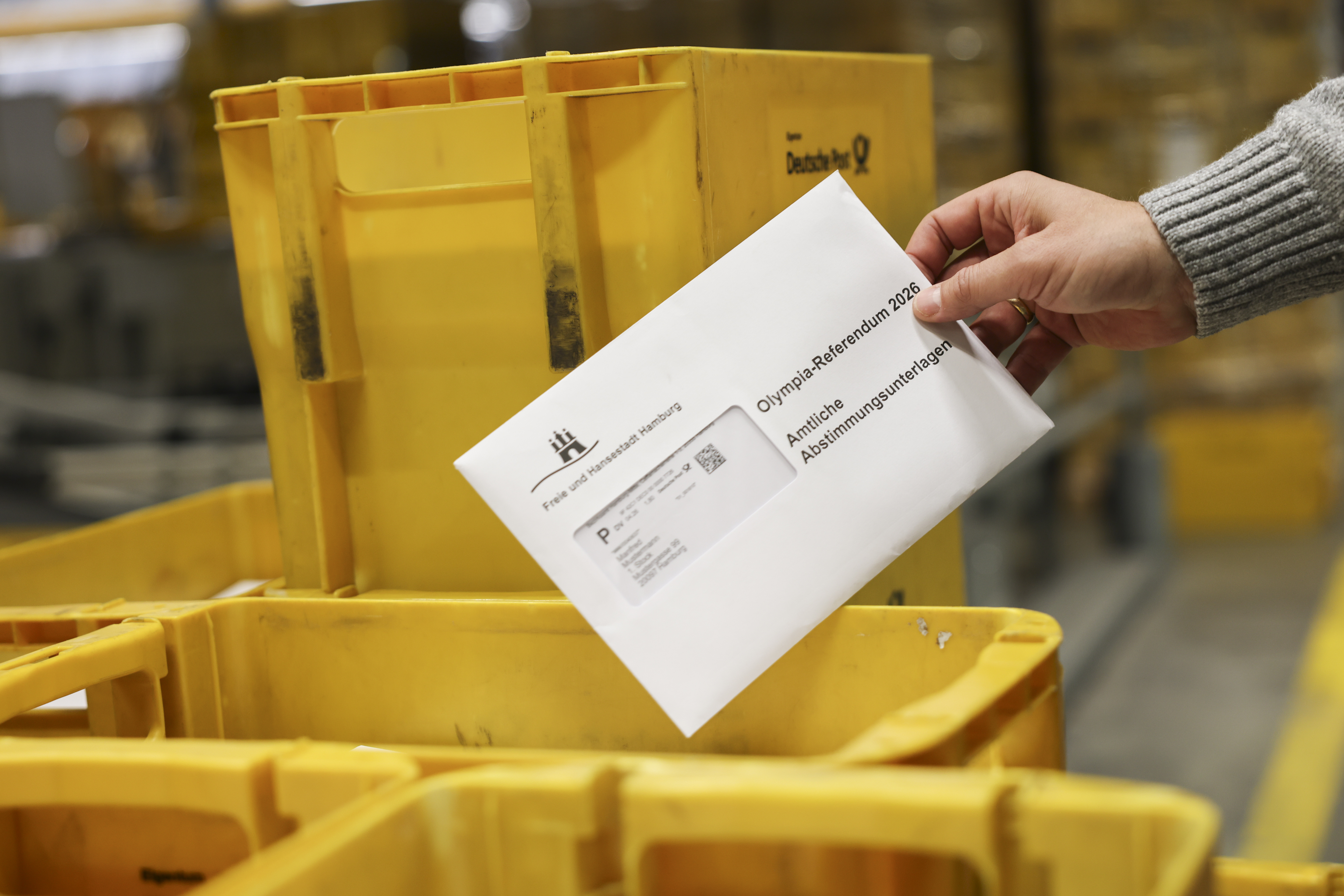 Abstimmungsunterlagen zum Olympia-Referendum in Hamburg. Für den 31. Mai werden noch ehrenamtliche Abstimmungshelfer gesucht.