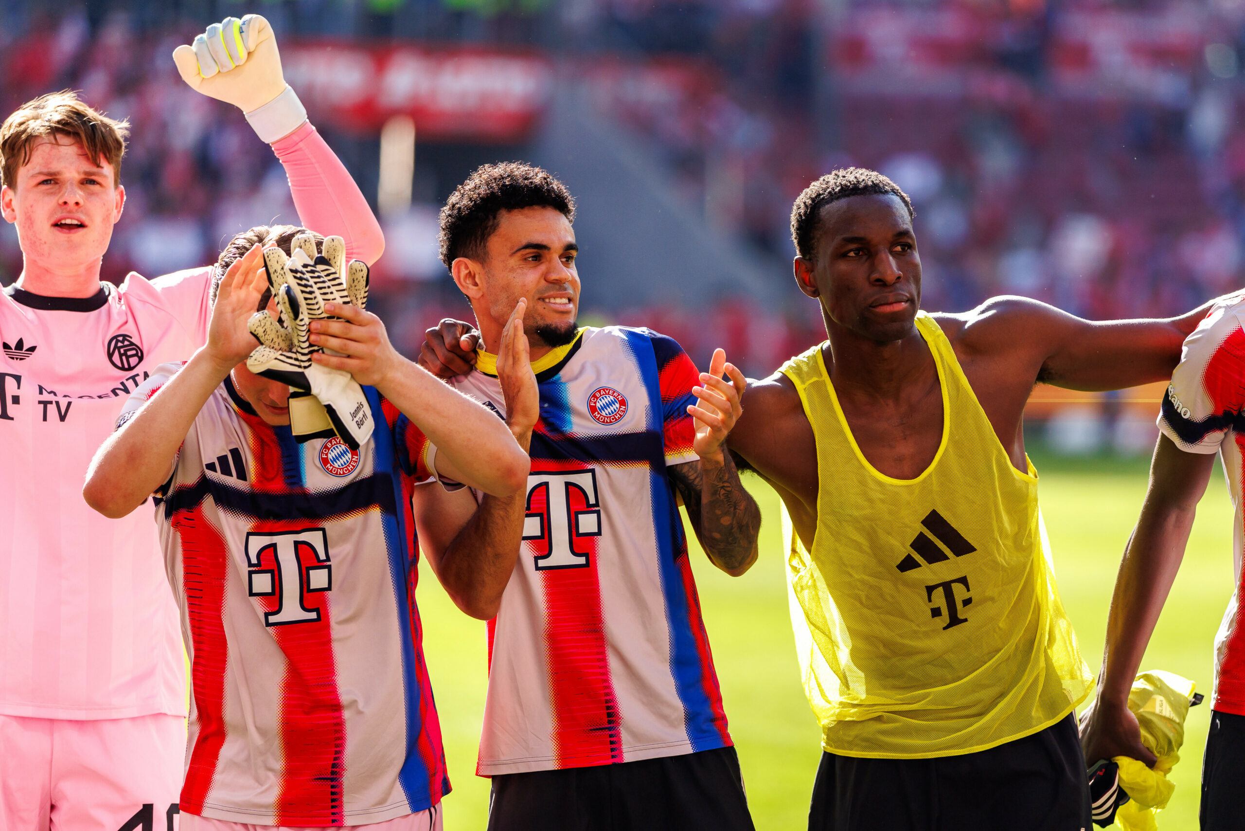 Nicolas Jackson feiert nach dem Sieg gegen Mainz mit Luis Diaz
