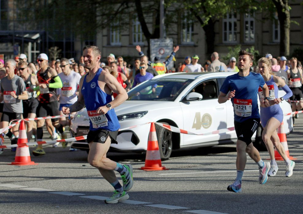Ein defektes Auto blockiert die Strecke beim Hamburger Marathon