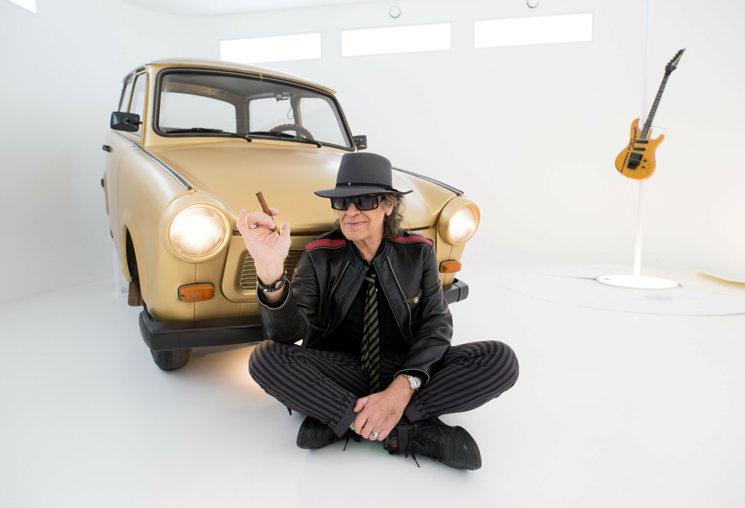 Udo Lindenberg vor seinem goldenen Trabi in der „Panik City“.