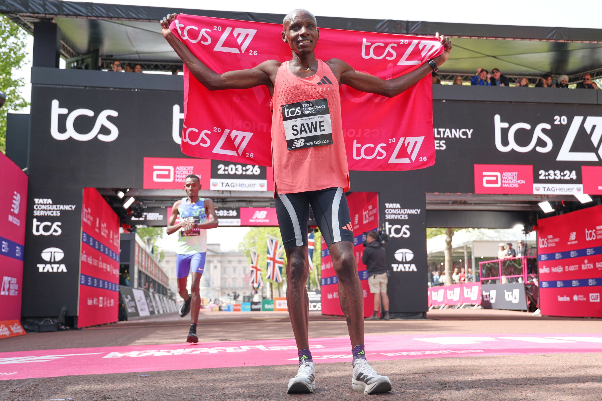 Sebastian Sawe nach dem Zieleinlauf beim London-Marathon