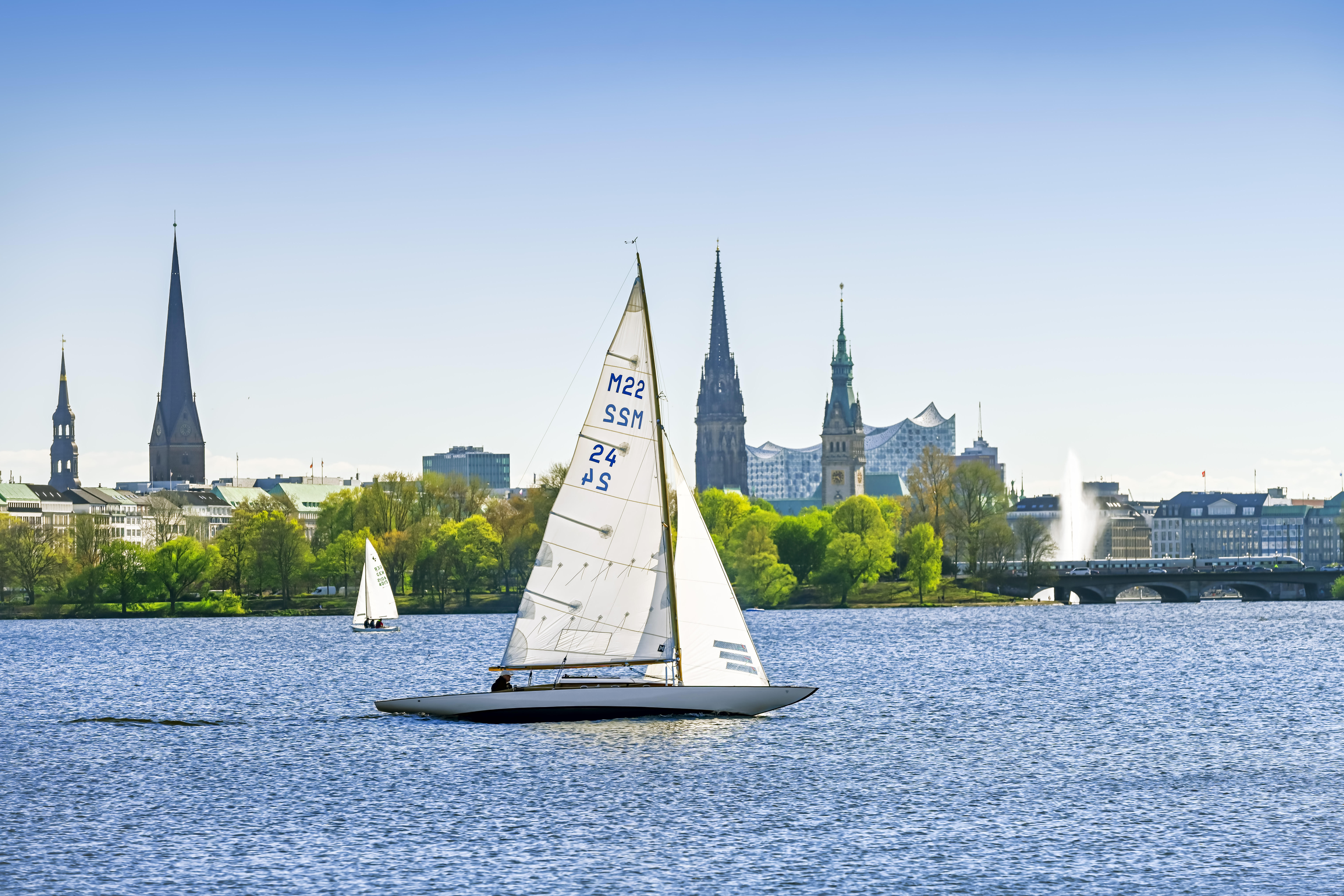 Ein Segelboot auf der Außenalster