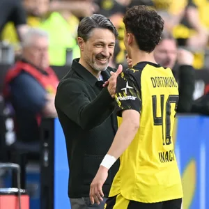 Niko Kovac klatscht Samuele Inacio bei der Auswechslung ab