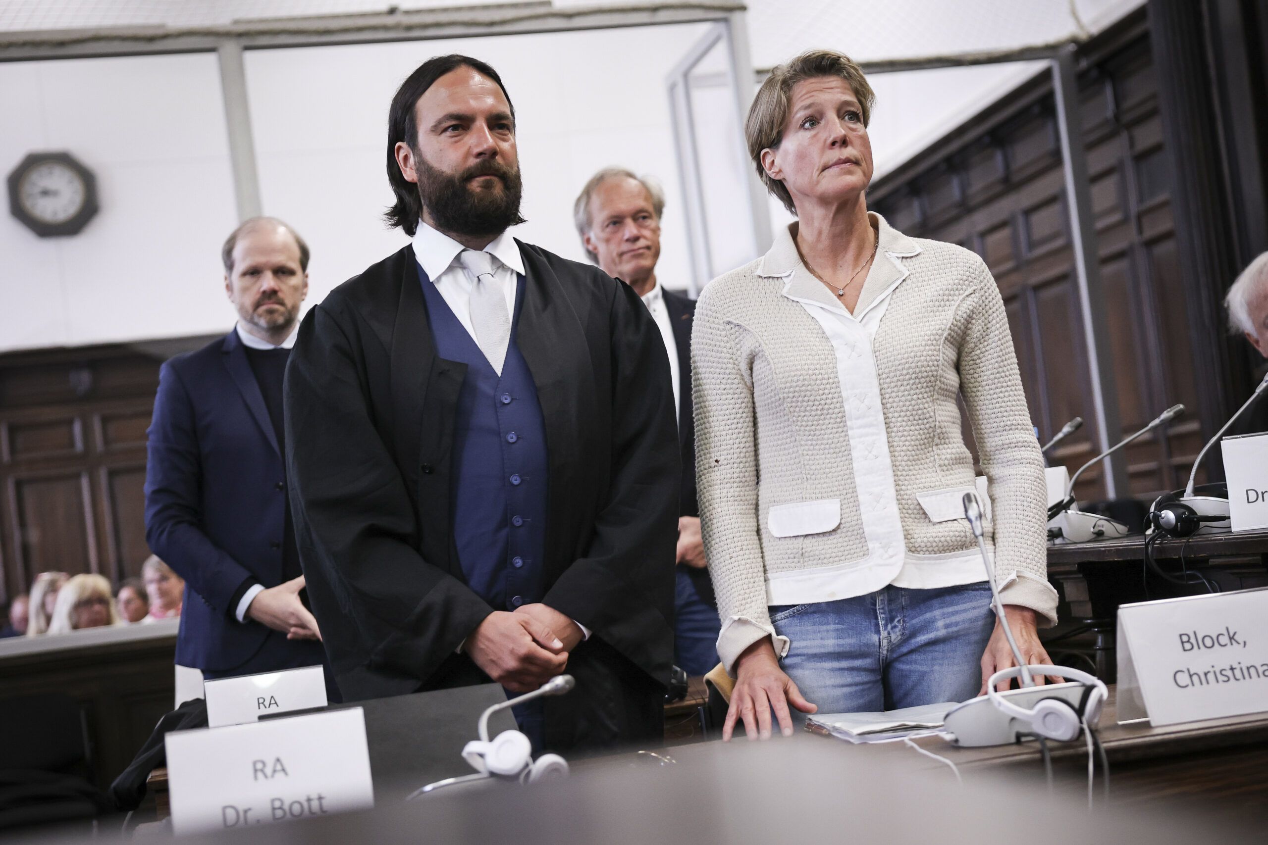 Christina Block und Anwalt Ingo Bott. Im Hintergrund: ihr Lebensgefährte und Mitangeklagter Gerhard Delling mit seinem Anwalt David Rieks