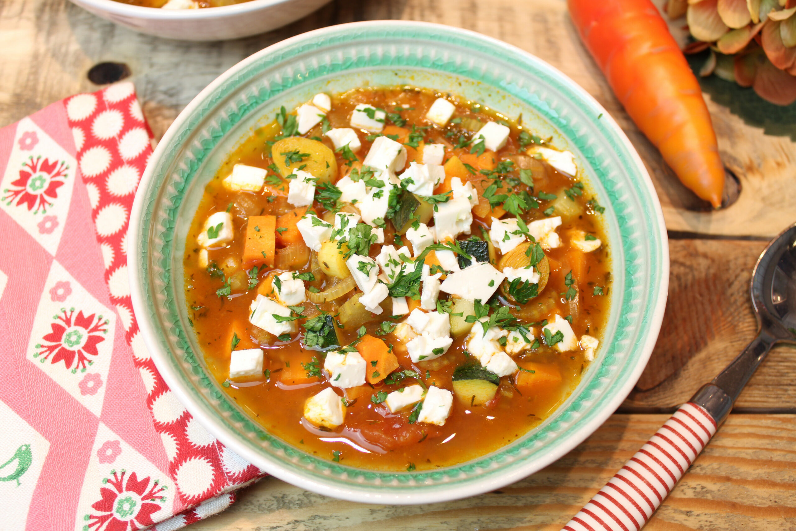 In die griechische Gemüsesuppe kommen nicht nur Würfel aus Zucchini, Karotten und Co., sondern auch eine ordentliche Portion aus Feta-Käse. (Symbolbild)