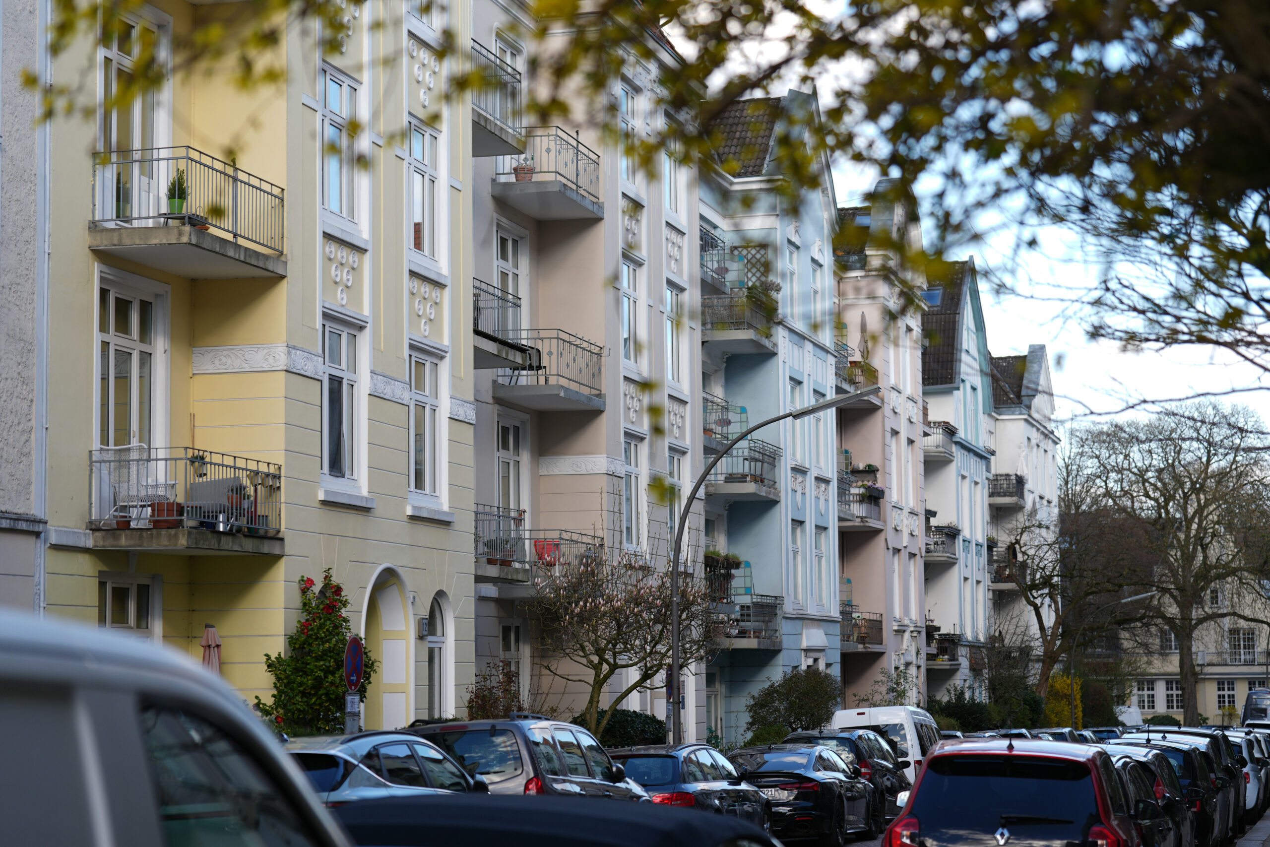 Die bunten Fassaden von Altbauhäusern im Stadtteil Eppendorf leuchten in der Abendsonne.