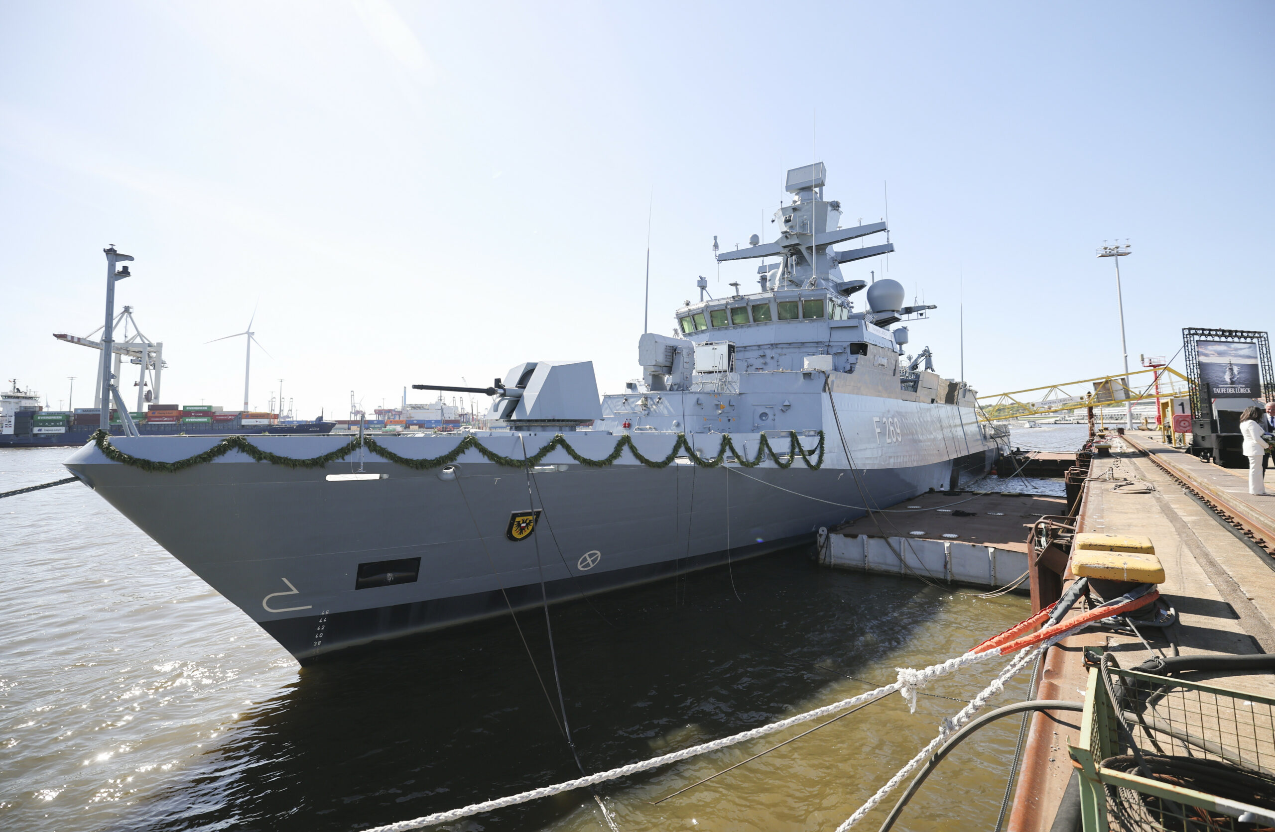 Die Korvette „Lübeck“ liegt nach ihrer Taufzeremonie am Kai auf der Werft Blohm+Voss im Hamburger Hafen.