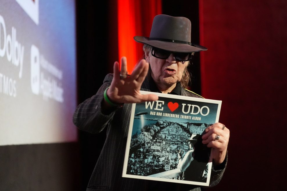 Udo Lindenberg hält das neue Album „We love Udo“ hoch. 