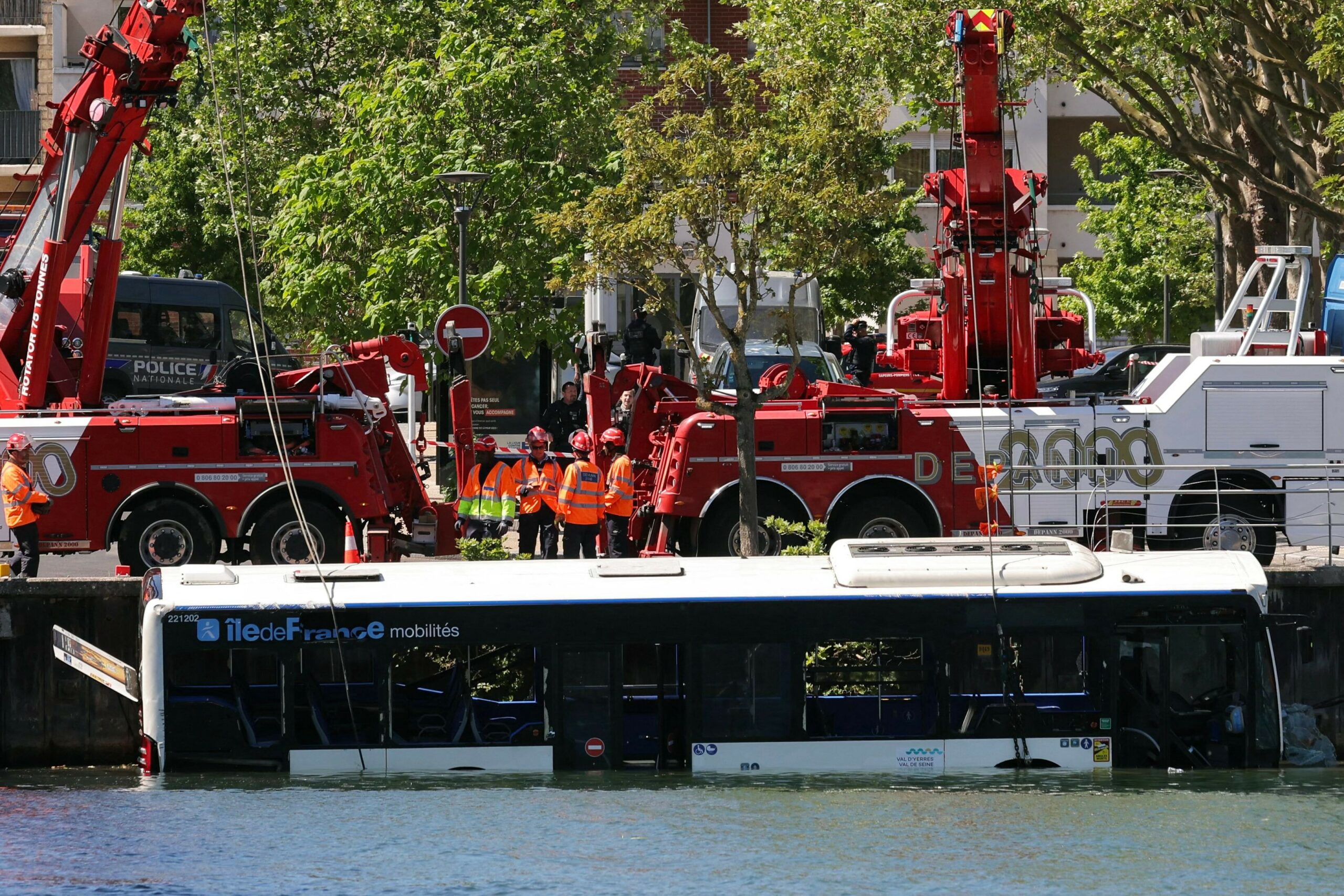 Ein Bus wird nach einem Unfall in der Nähe von Paris aus der Seine gezogen.
