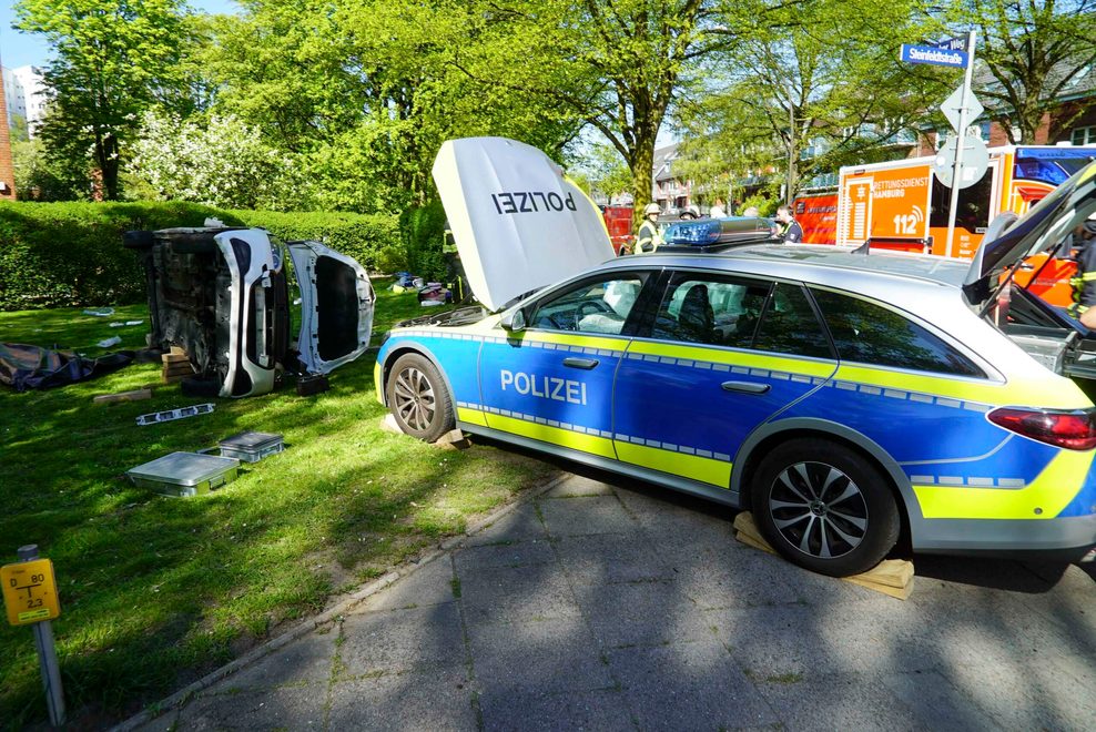 Der Kleinwagen wurde durch die Wucht des Aufpralls auf eine Rasenfläche geschleudert.