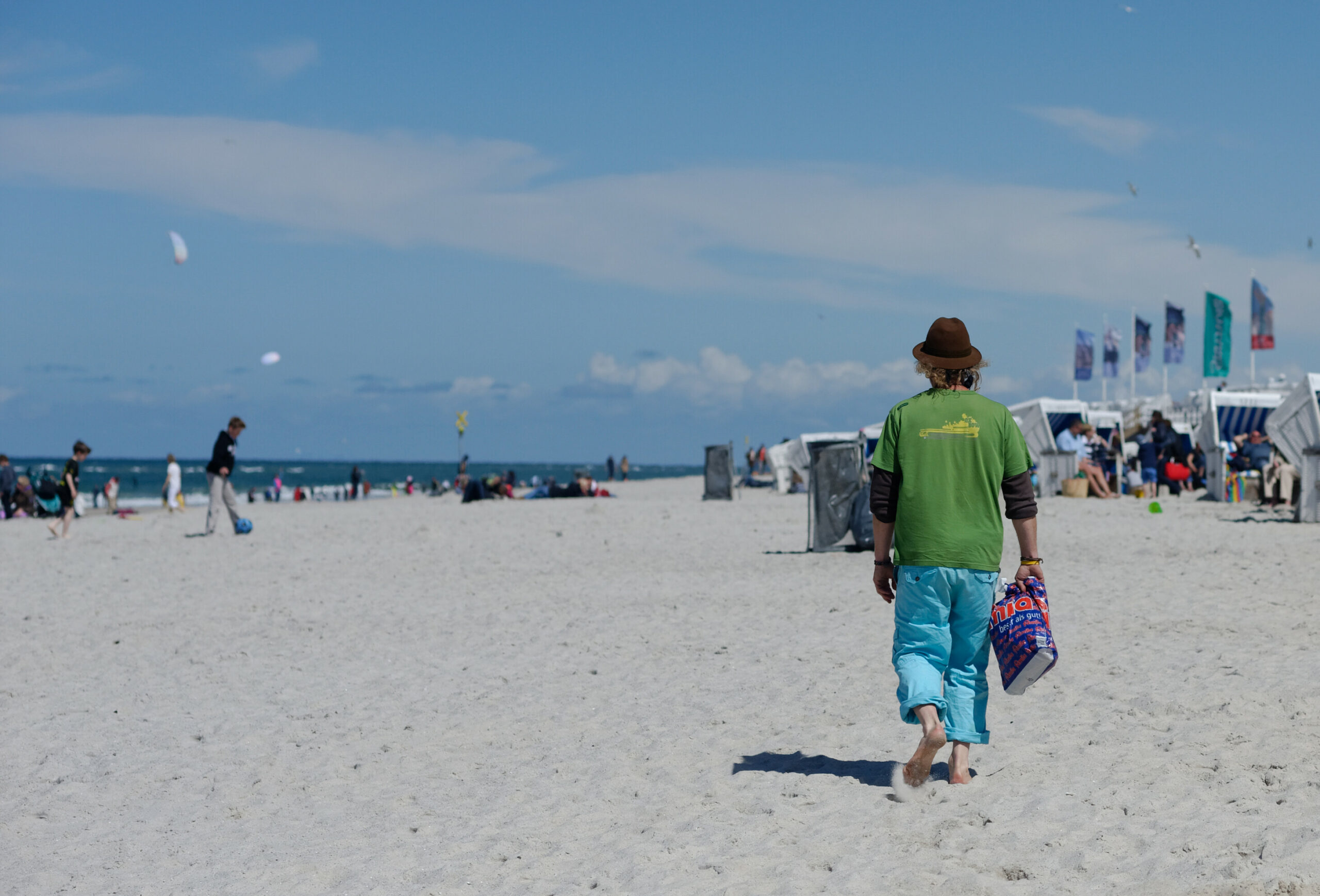Ein Obdachloser am Hauptstrand von Westerland auf Sylt (Archivbild).