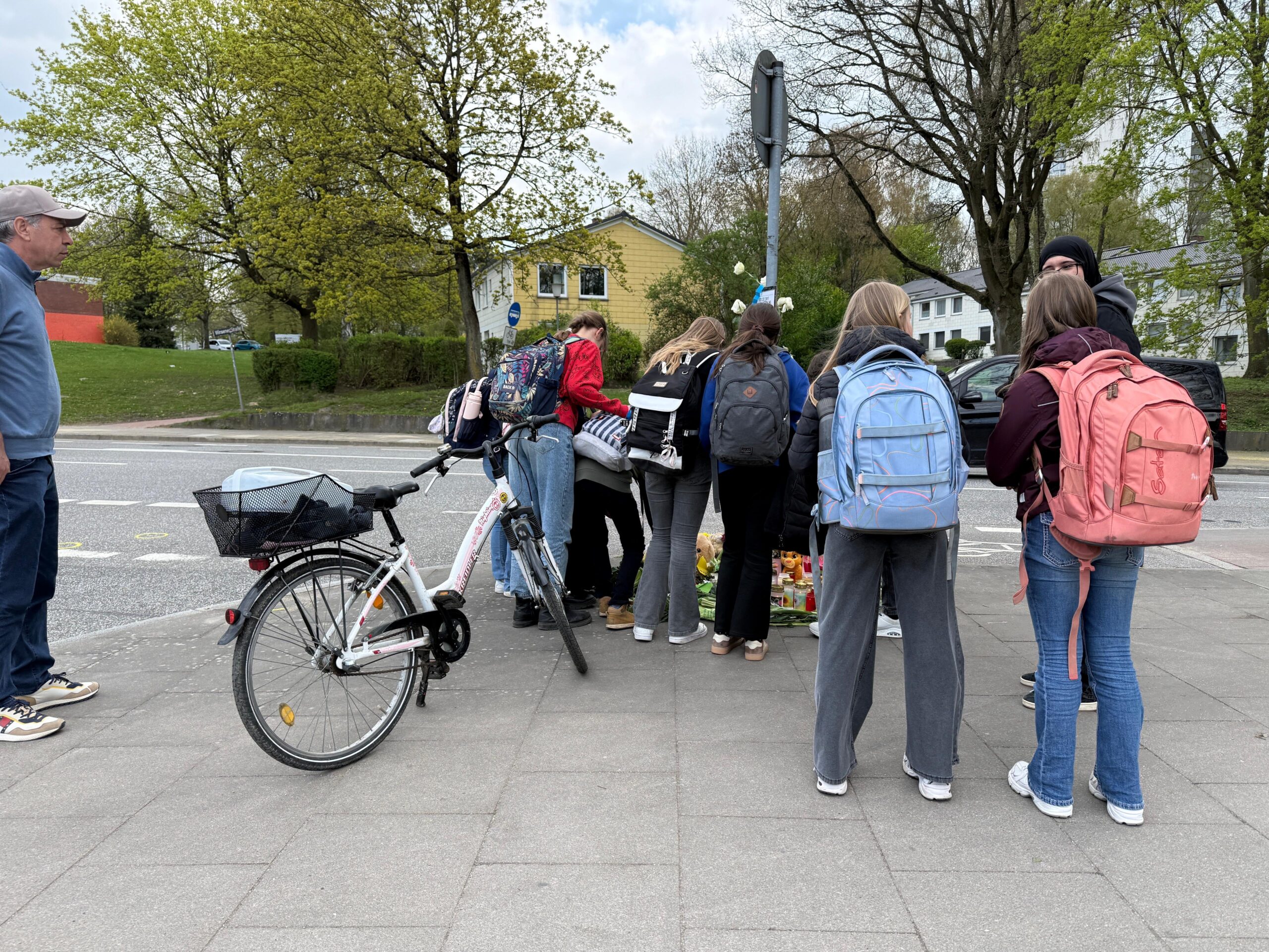 Am Donnerstagmittag haben sich an der Unfallstelle in Wilstorf auch Mitschüler des getöteten Elfjährigen versammelt.