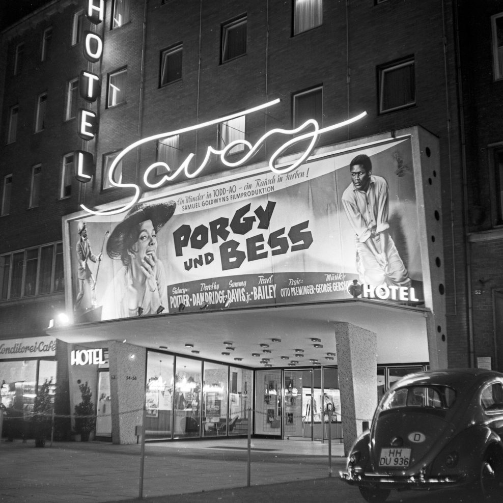 Das Savoy Filmtheater in Hamburg im Mai 1960.
