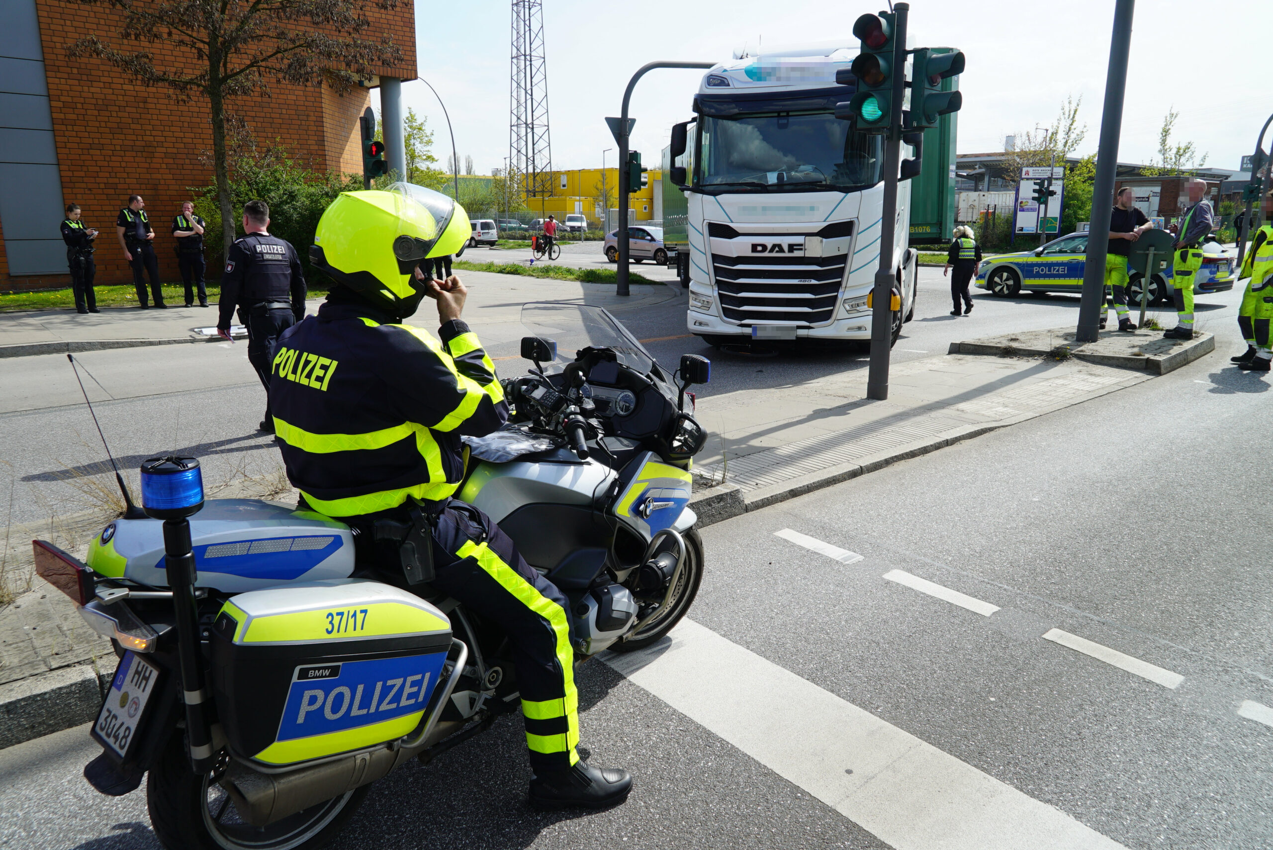 Der Fahrradfahrer war von diesem Sattelzug überrollt worden, er starb noch am Unfallort.