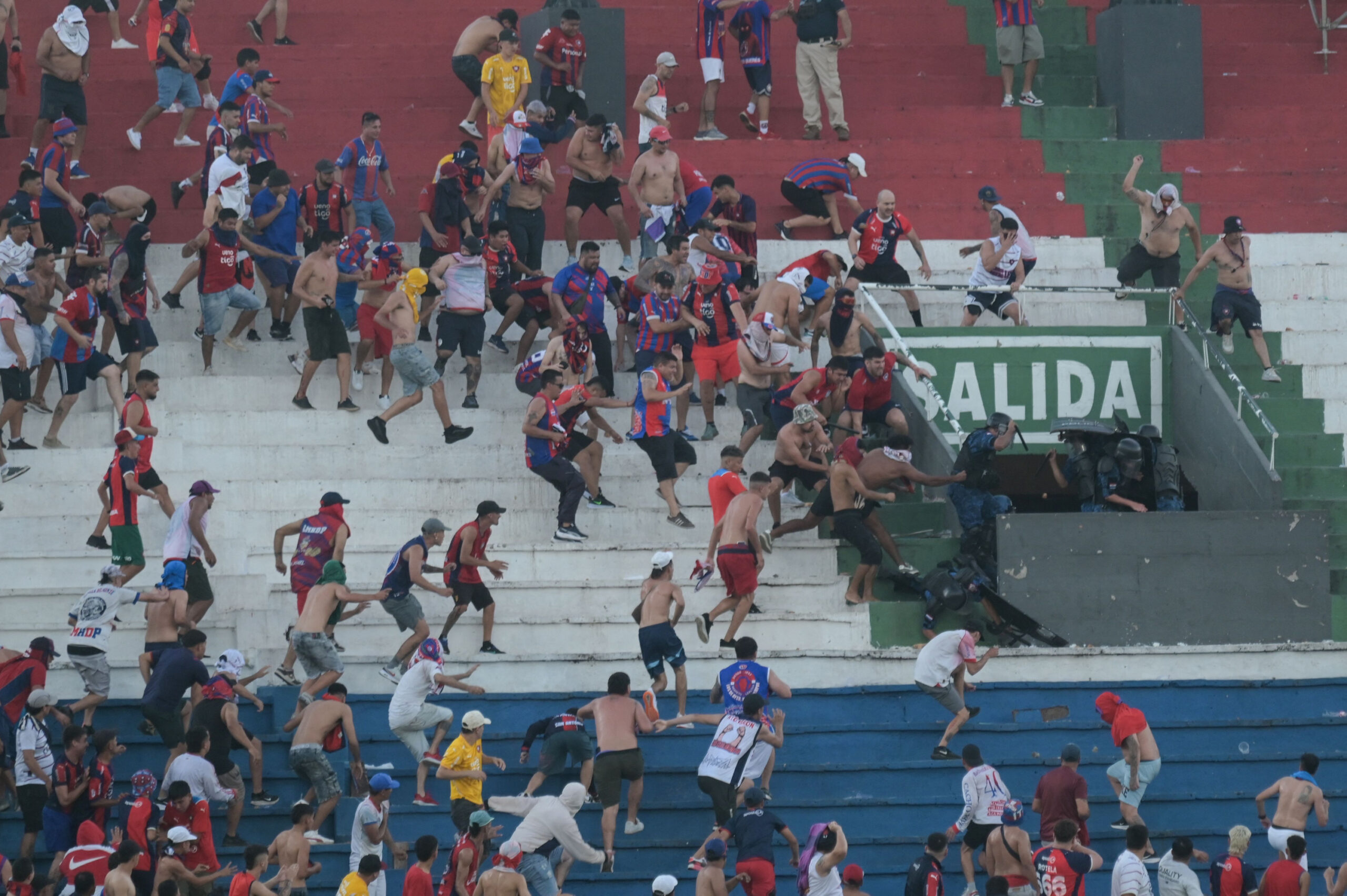 Fans in Paraguay stürmen von den Rängen