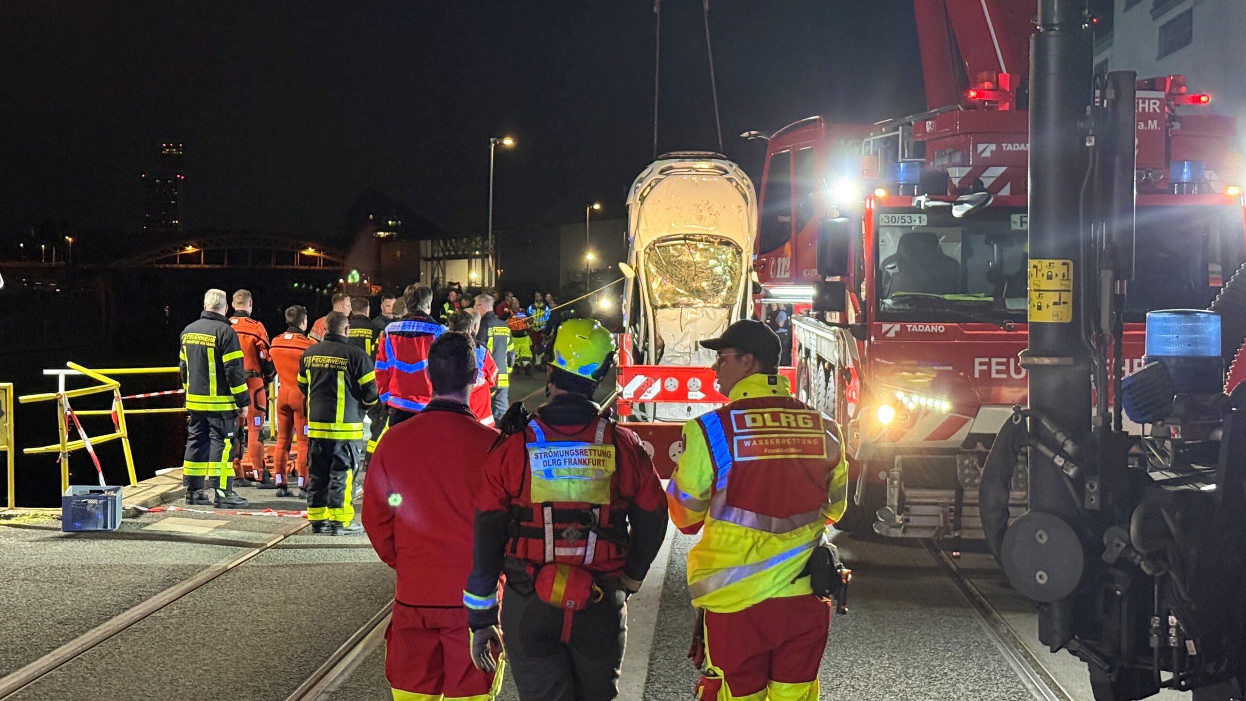 Das Auto wird aus dem Main gezogen – seine Insassen wurden teils schwer verletzt.