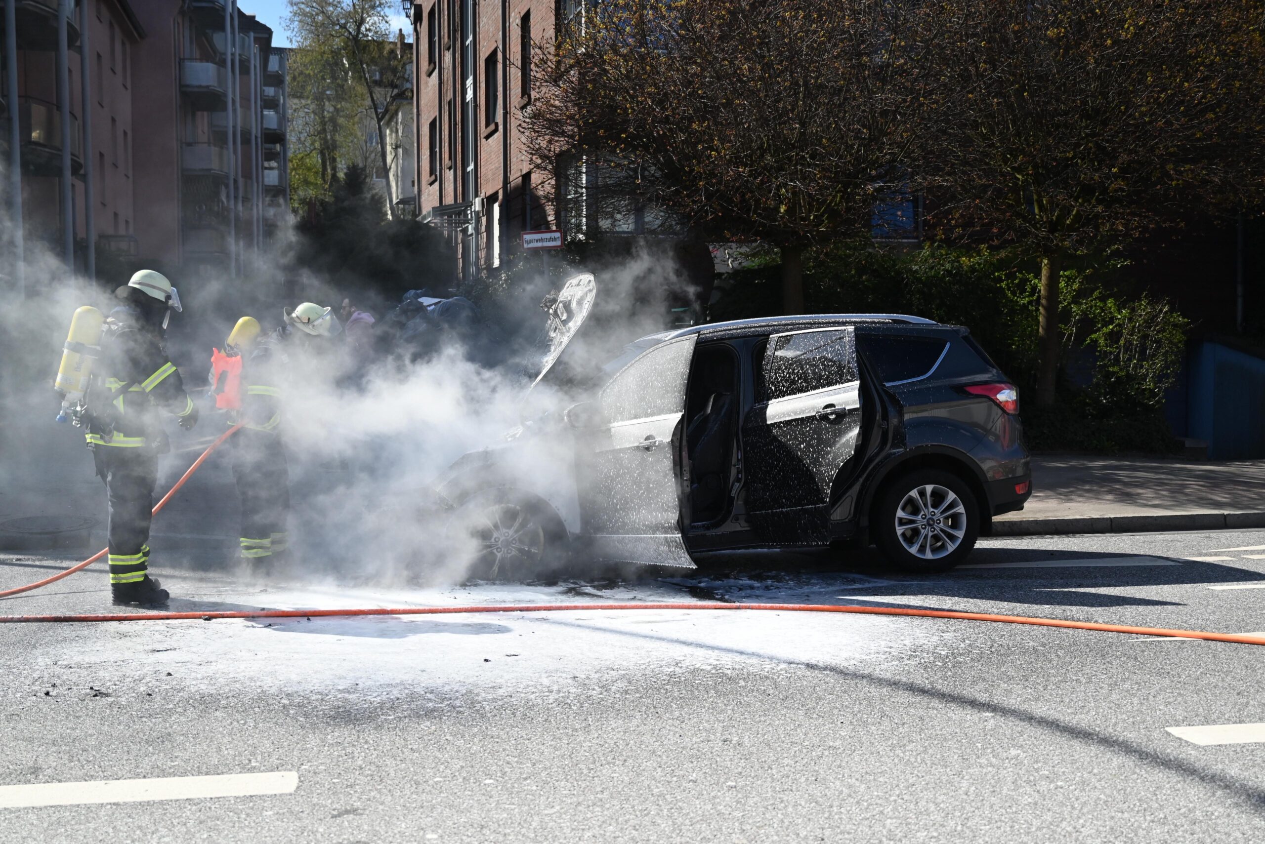 Auto in Flammen – Hauptraße in Heimfeld gesperrt