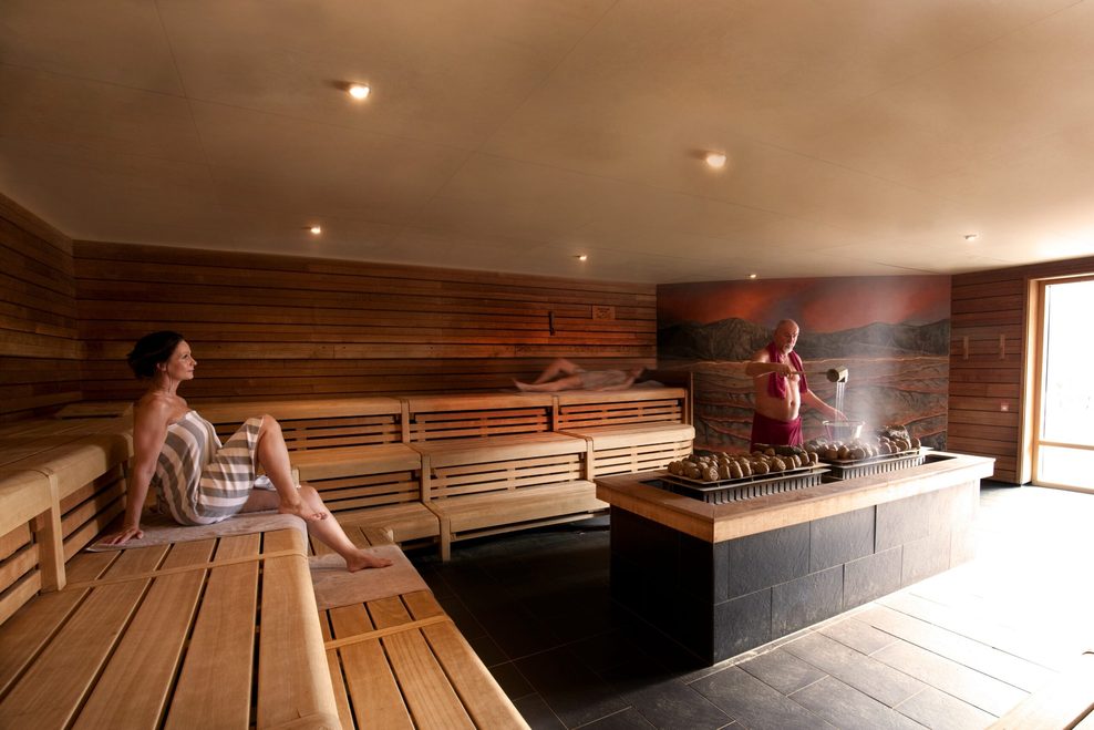 Innenansicht der 95-Grad-Sauna im Bäderland Festland mit Holzliegen und Aufgussbereich in moderner, großzügiger Gestaltung.