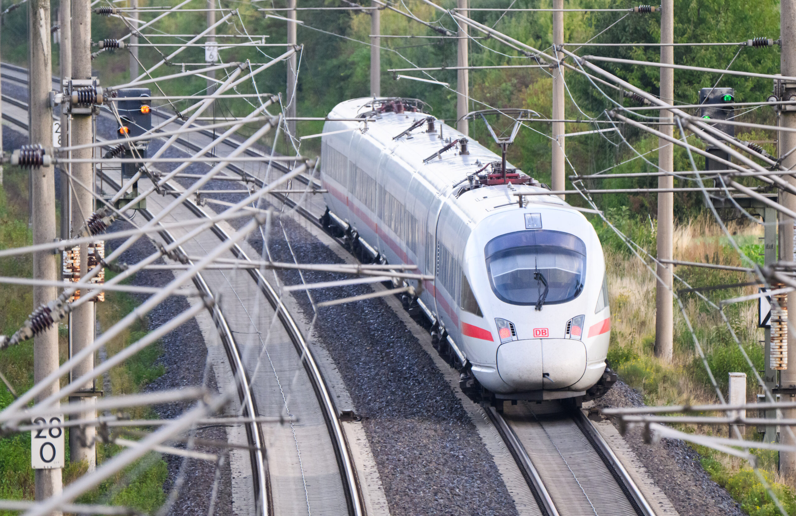 Ein ICE der Deutschen Bahn fährt durch den Landkreis Hildesheim auf der Strecke Göttingen - Hannover - Hamburg