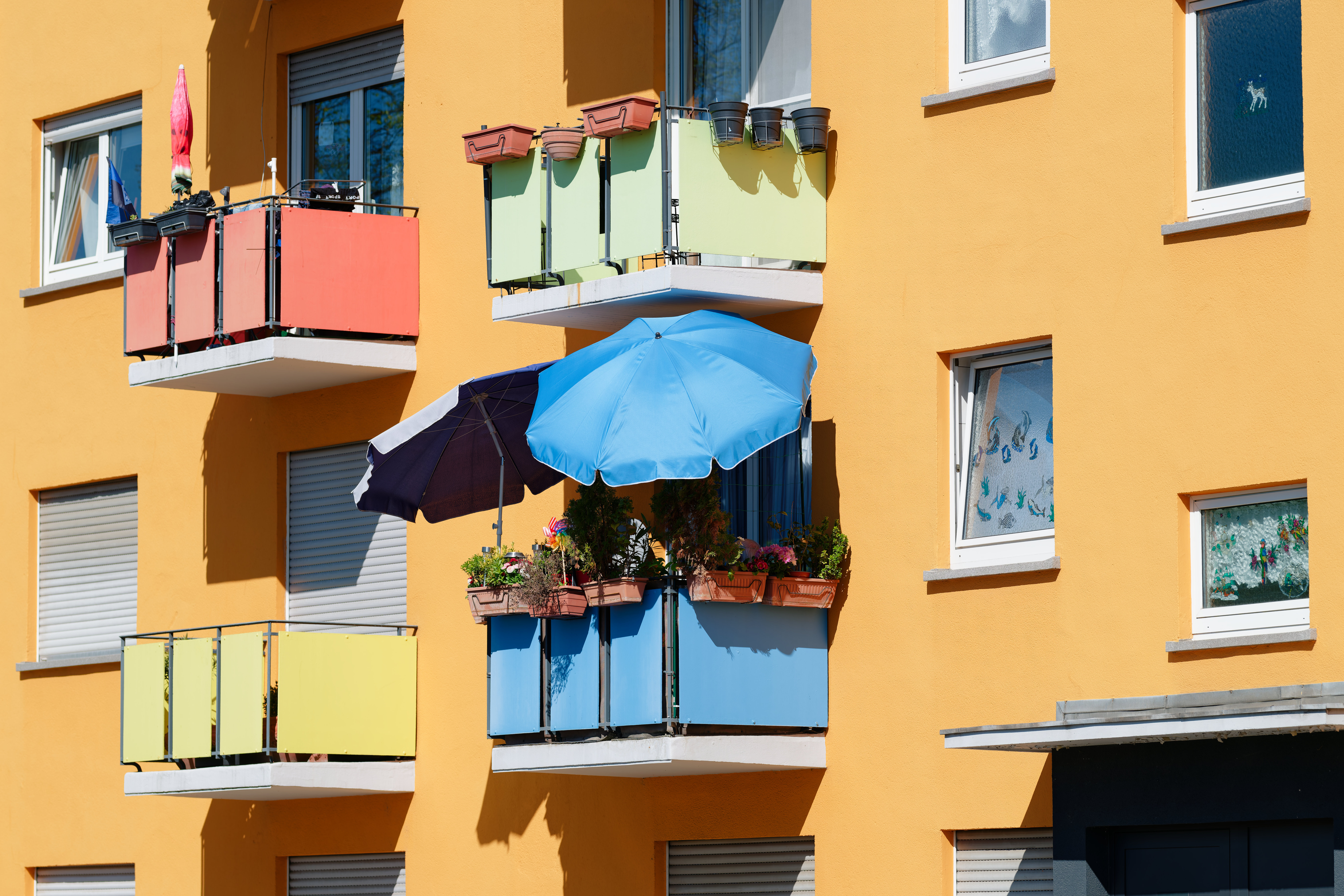 Balkone an einem Mehrfamilienhaus