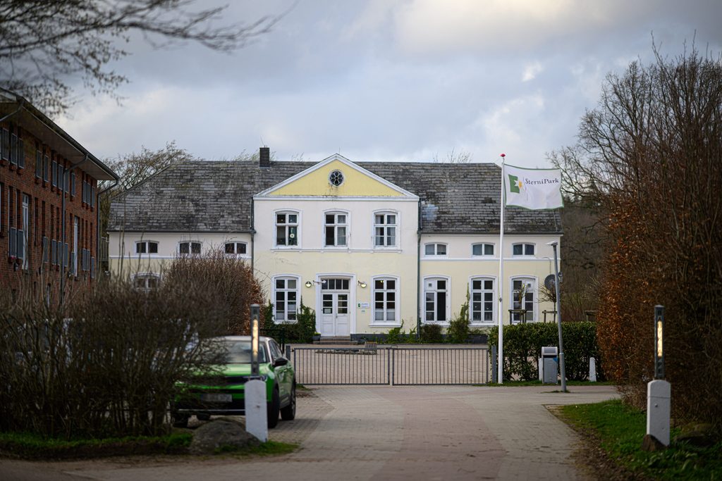 Gelbes Haus mit Giebel