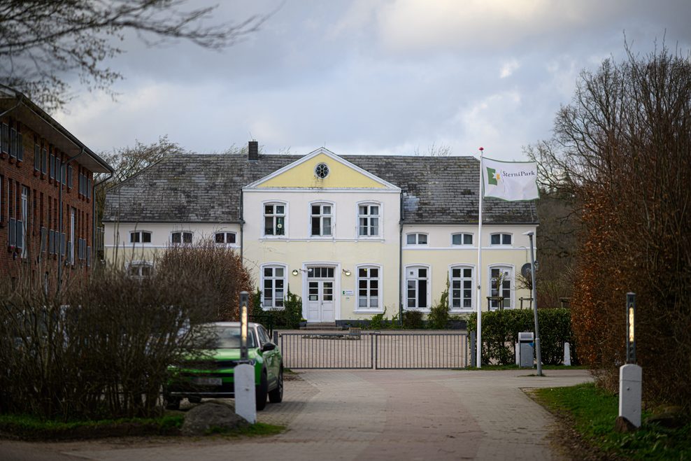 Gelbes Haus mit Giebel