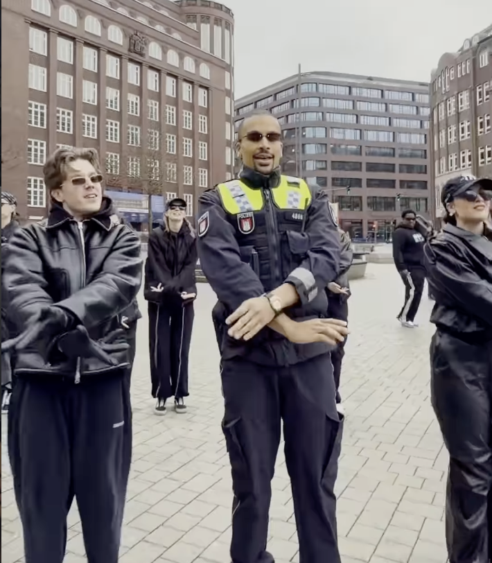 Influencer Booz tritt am Hamburger Gänsemarkt als Fake-Polizist auf – und hat jetzt Ärger mit der richtigen Polizei. (Screenshot Instagram)