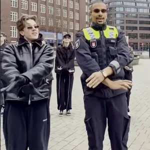 Influencer Booz tritt am Hamburger Gänsemarkt als Fake-Polizist auf – und hat jetzt Ärger mit der richtigen Polizei. (Screenshot Instagram)