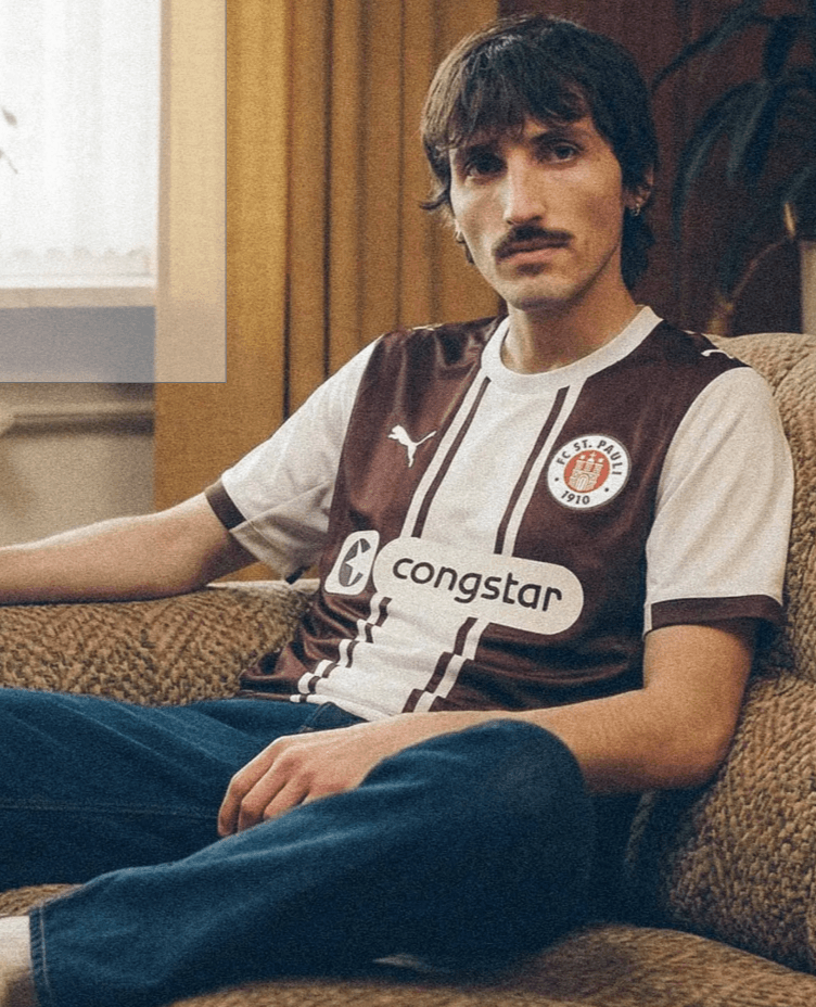 Im Retro-Look präsentiert der FC St. Pauli sein neues Sondertrikot.