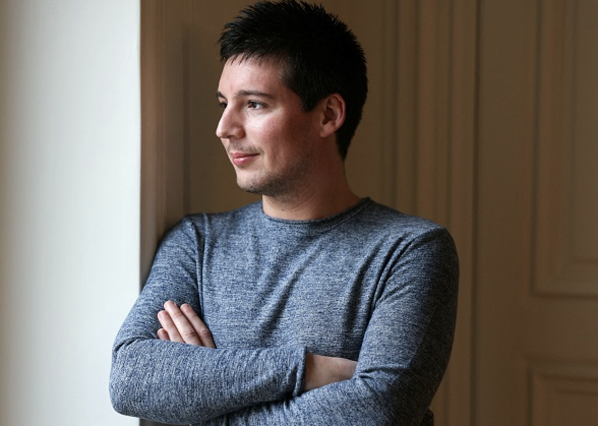 Rui Pinto mit verschränkten Armen von der Seite