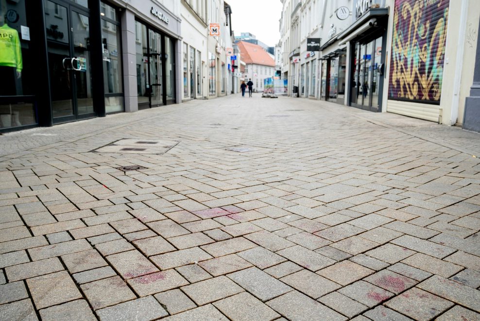 Nach den tödlichen Schüssen auf den 21-jährigen Lorenz: Blutflecken auf der Achternstraße in der Oldenburger Innenstadt.