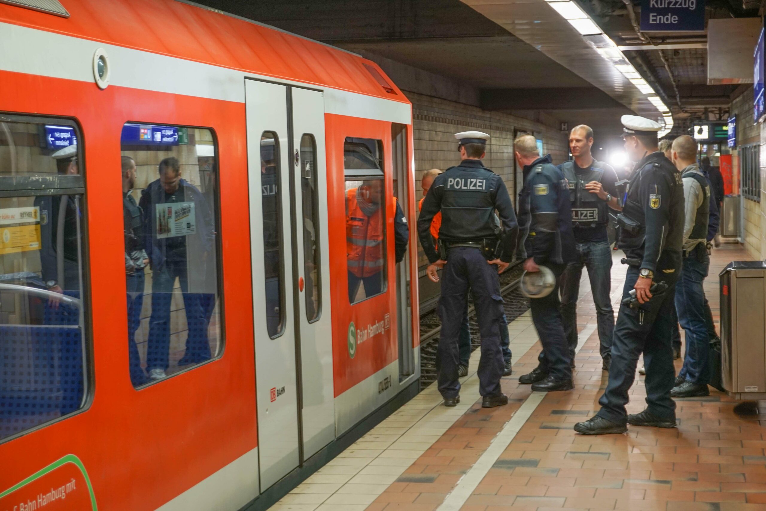 Beamte der Bundespolizei im Einsatz an einer S-Bahn-Haltestelle (Symbolbild).