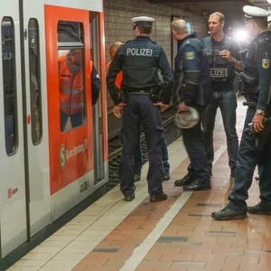 Beamte der Bundespolizei im Einsatz an einer S-Bahn-Haltestelle (Symbolbild).