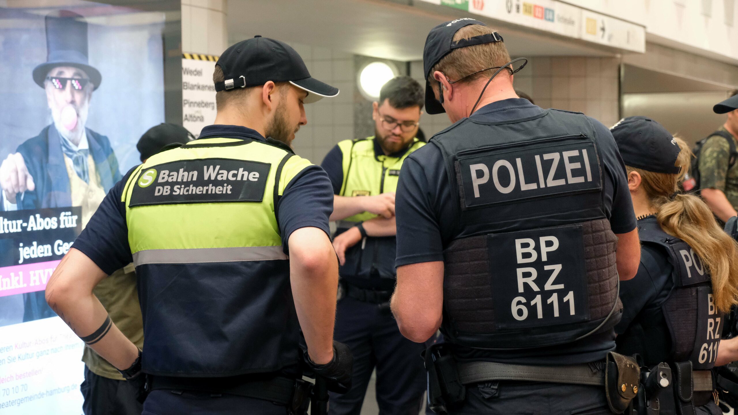 Kontrollen am Bahnhof Berliner Tor: Drogen, Waffen, Messer und Bargeld sichergestellt