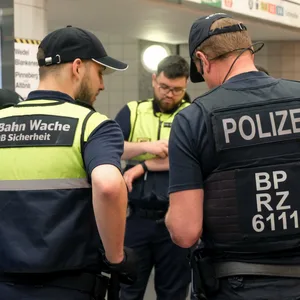 Kontrollen am Bahnhof Berliner Tor: Drogen, Waffen, Messer und Bargeld sichergestellt
