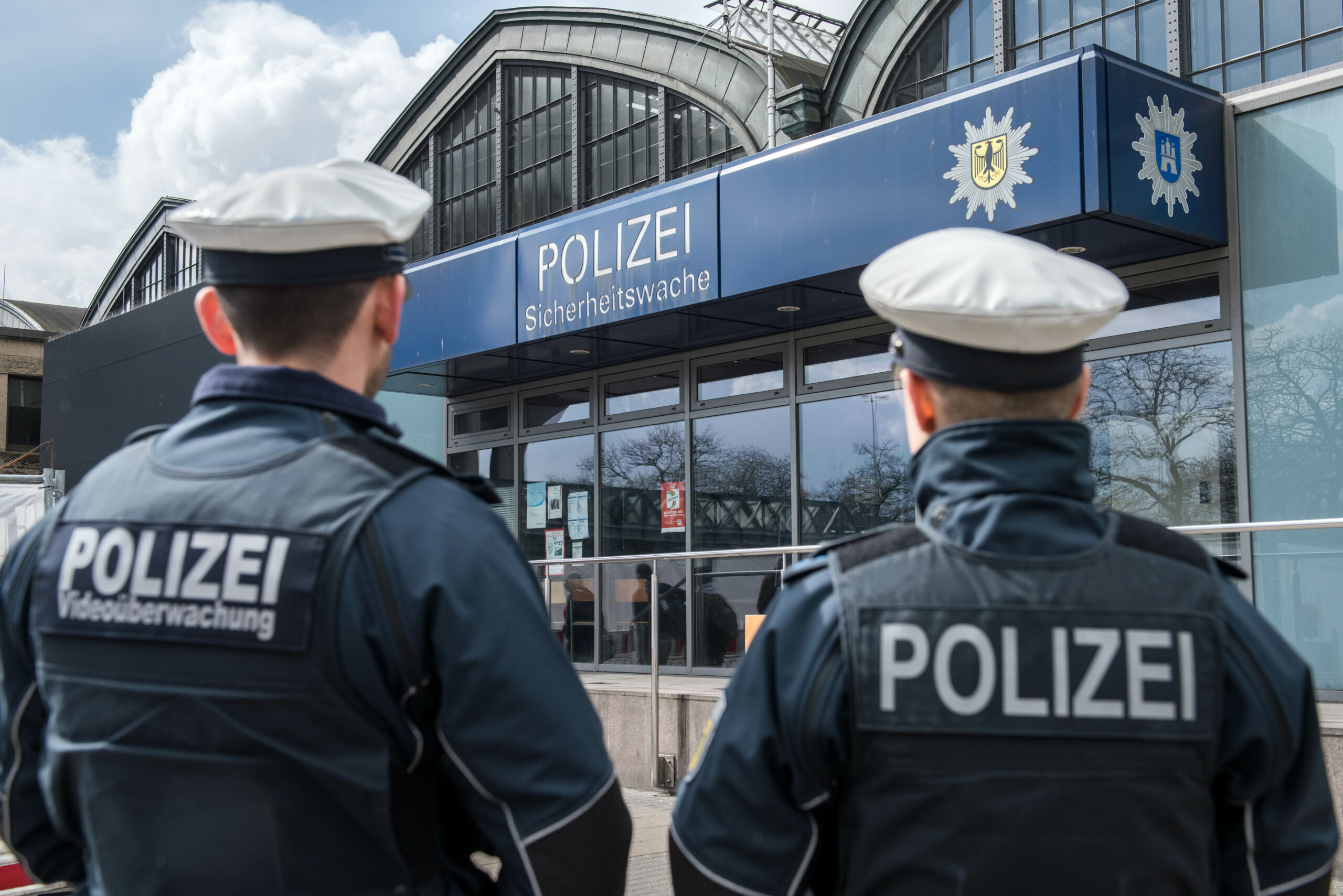 Bundespolizisten vor der Sicherheitswache am Hamburger Hauptbahnhof (Symbolbild).