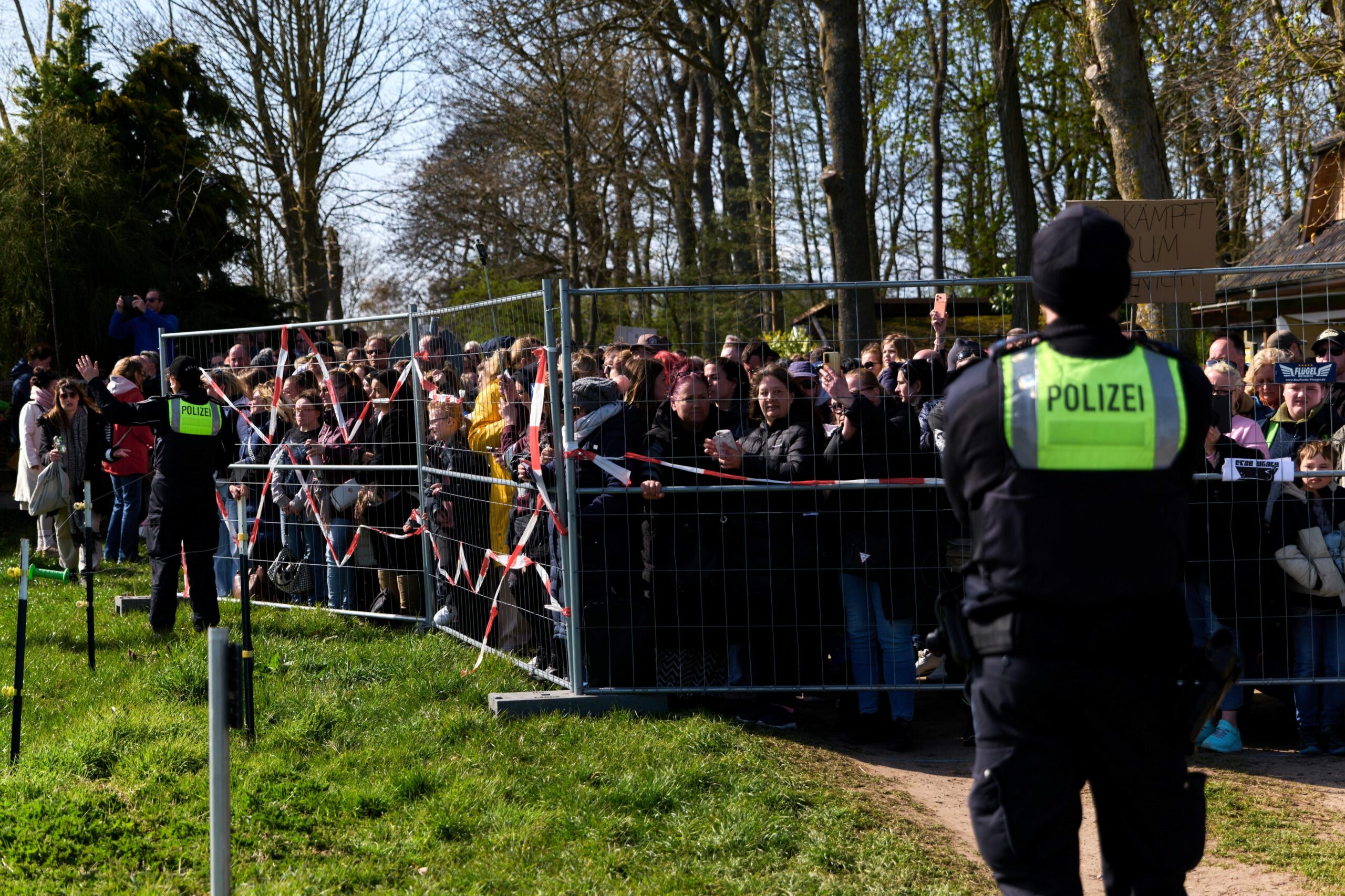 Teilnehmer der Demonstration für die Rettung des gestrandeten Buckelwals.