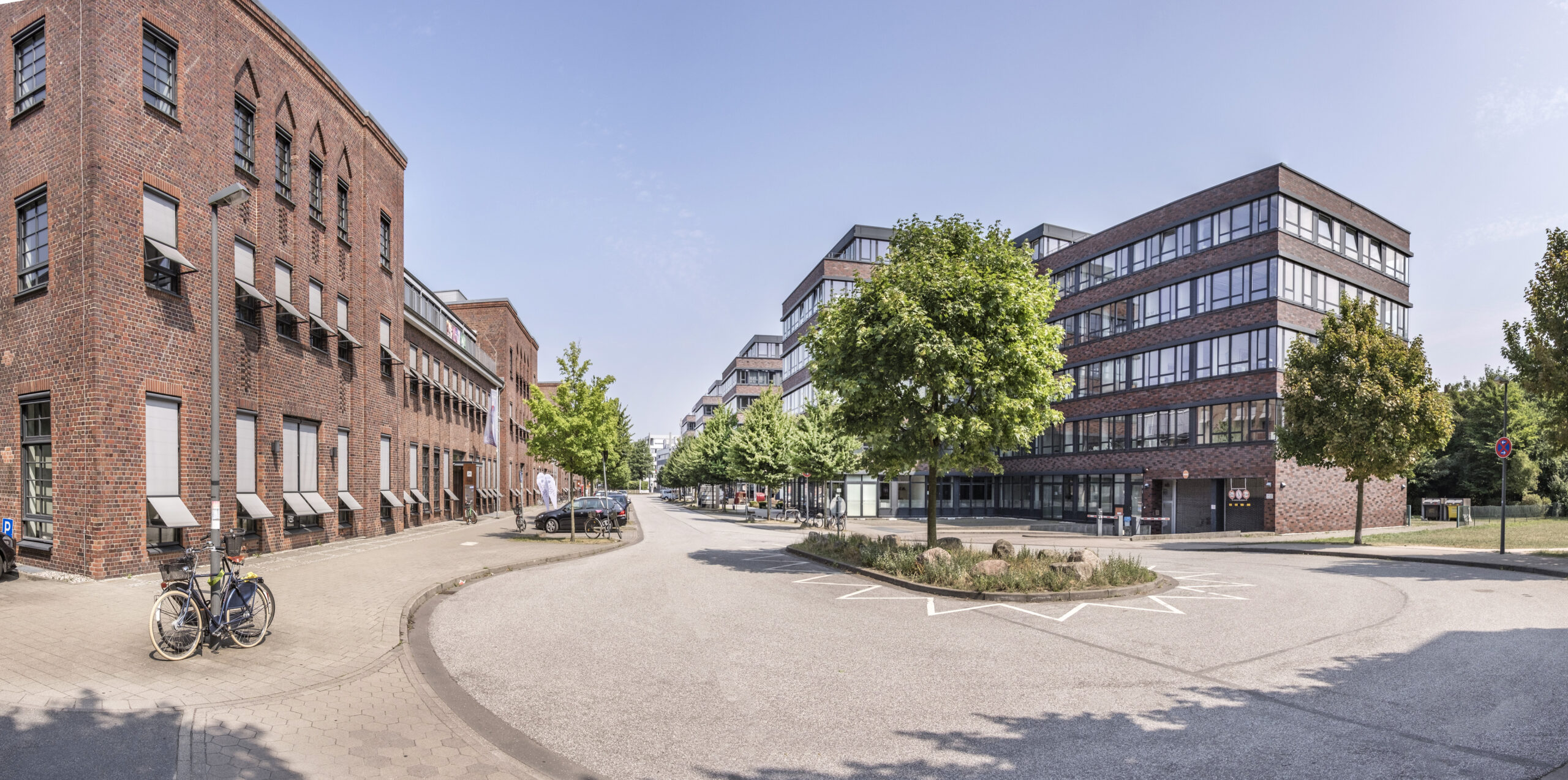 In einen Neubau (Gebäude rechts) von 2005 im Quartier am Zeughaus zieht die neue Anlaufstelle des Hamburg Service ein.