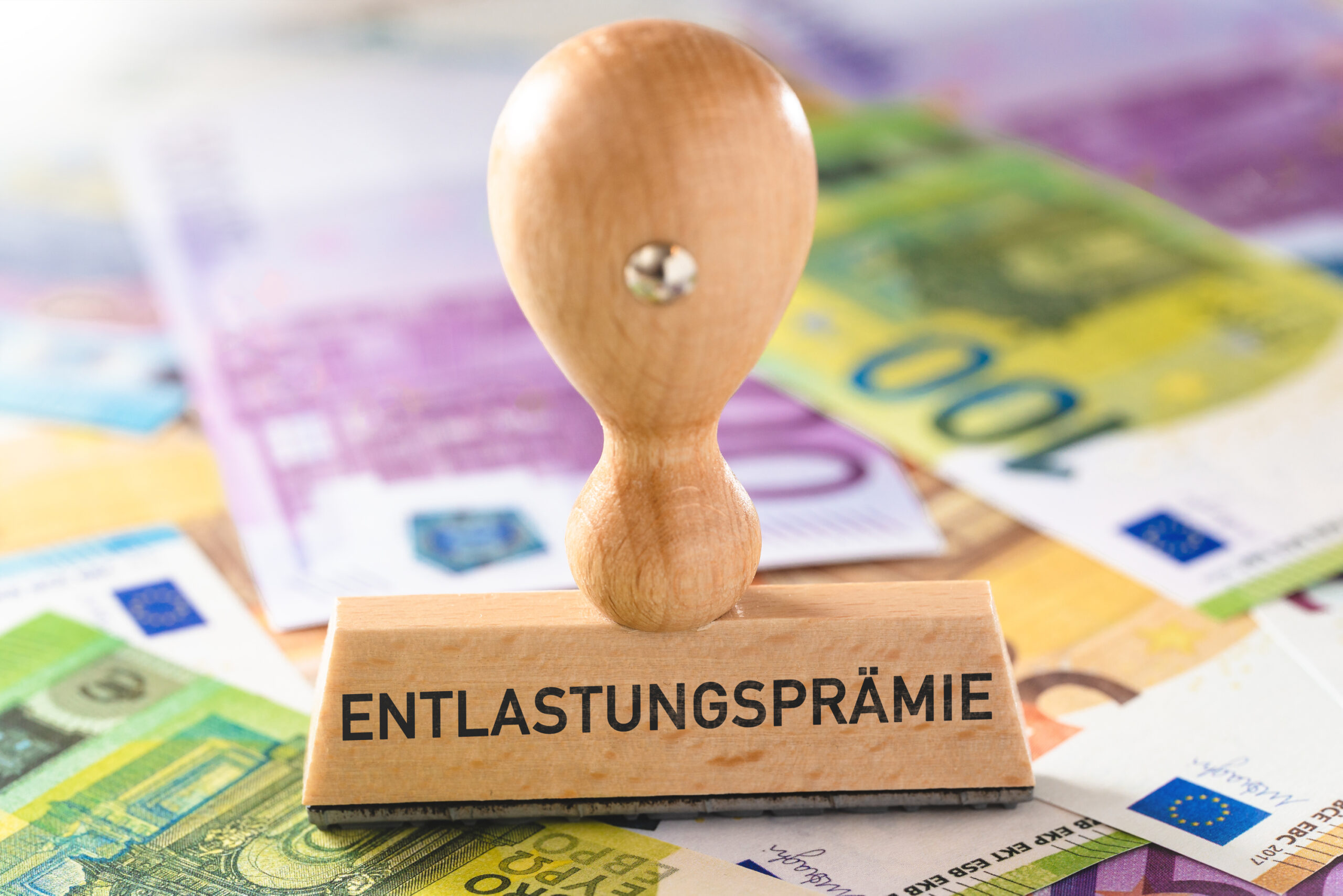 Arbeitgeber können ihren Beschäftigten eine steuer- und abgabenfreie Entlastungsprämie in Höhe von 1000 Euro zahlen.