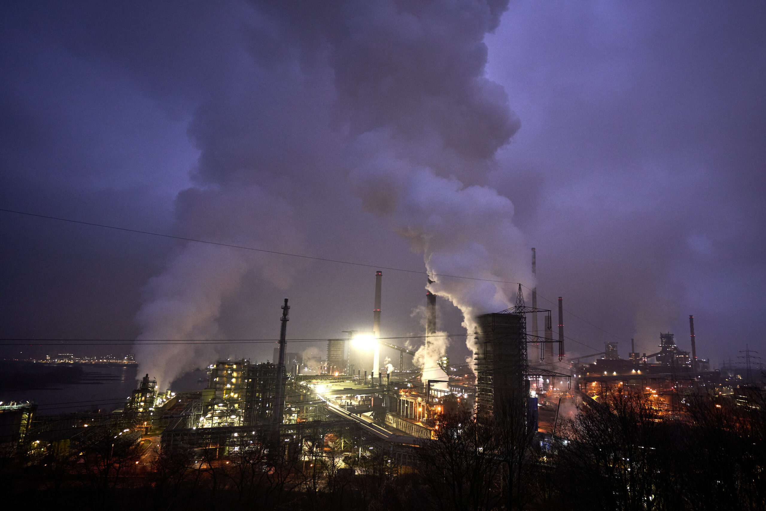 Die Kokerei Schwelgern von Thyssenkrupp Steel in Duisburg (Archivbild). Mit Deutschlands Wirtschaft geht es wieder bergauf – ein bisschen zumindest.