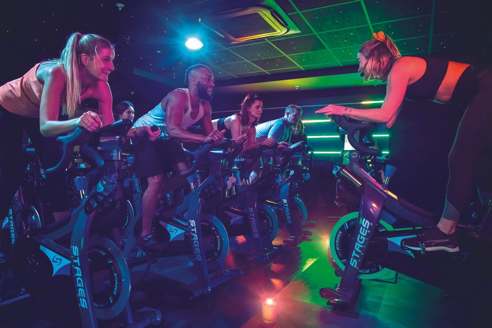 Cycling-Erlebnisse und Rythym: High-Energy-Kurse, die dich an deine Grenzen bringen.