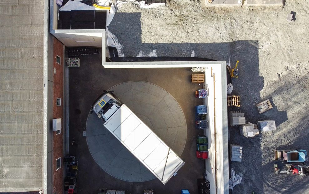 Hier sieht man einen Lkw auf der Drehscheibe von oben. Ohne die Scheibe hätte der Lkw nicht genug Platz zum Wenden.