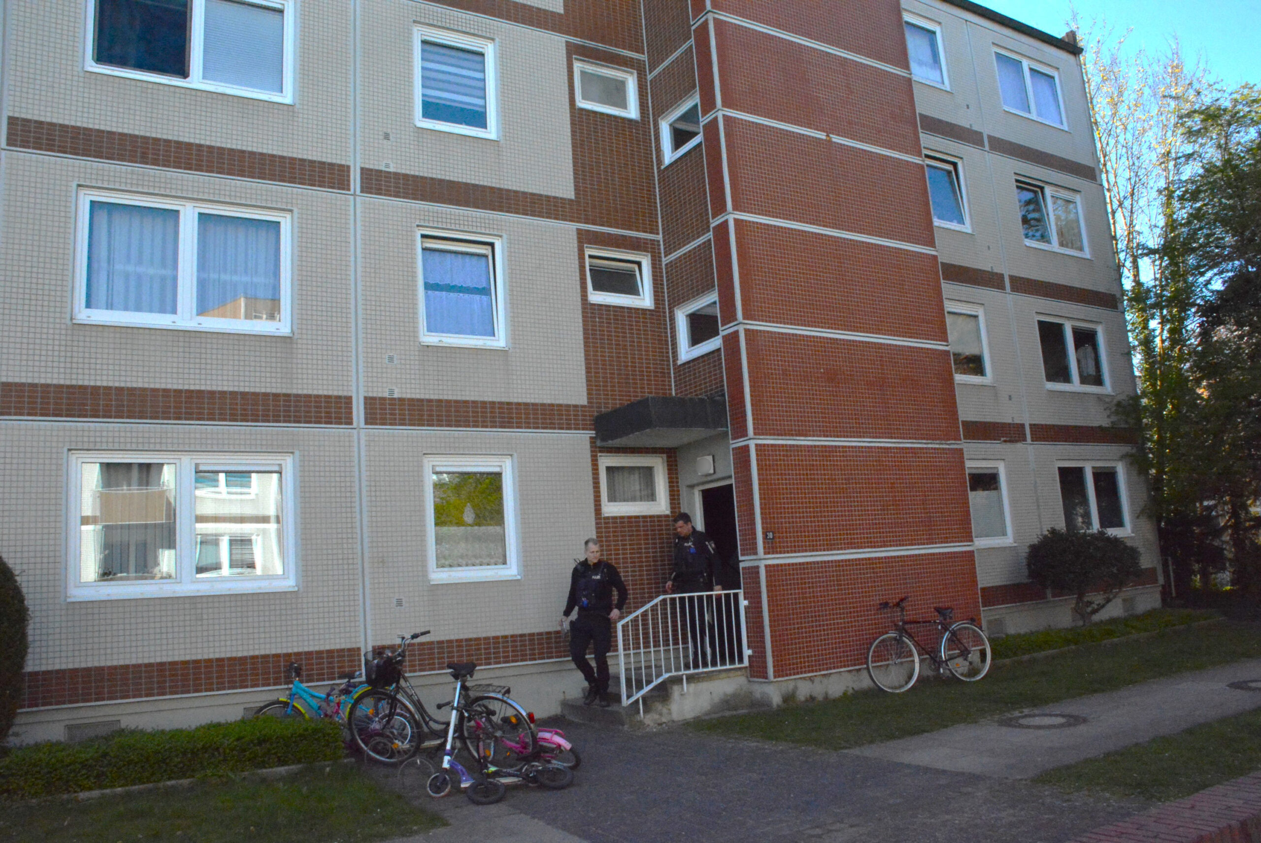 Die Einsatzkräfte beim Haus an der Straße Schanzenbarg.