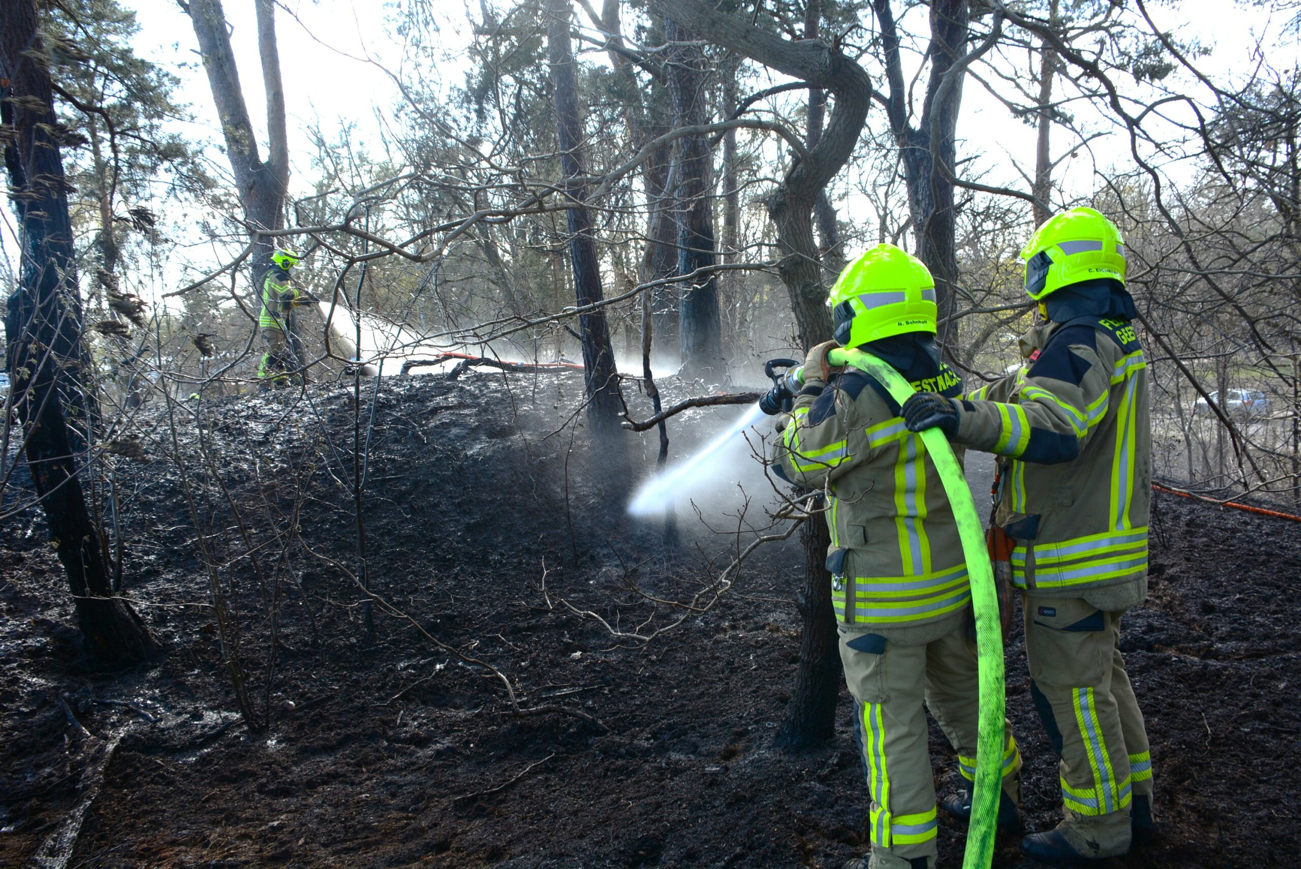 Die Feuerwehr ist immer noch mit den Löscharbeiten beschäftigt.