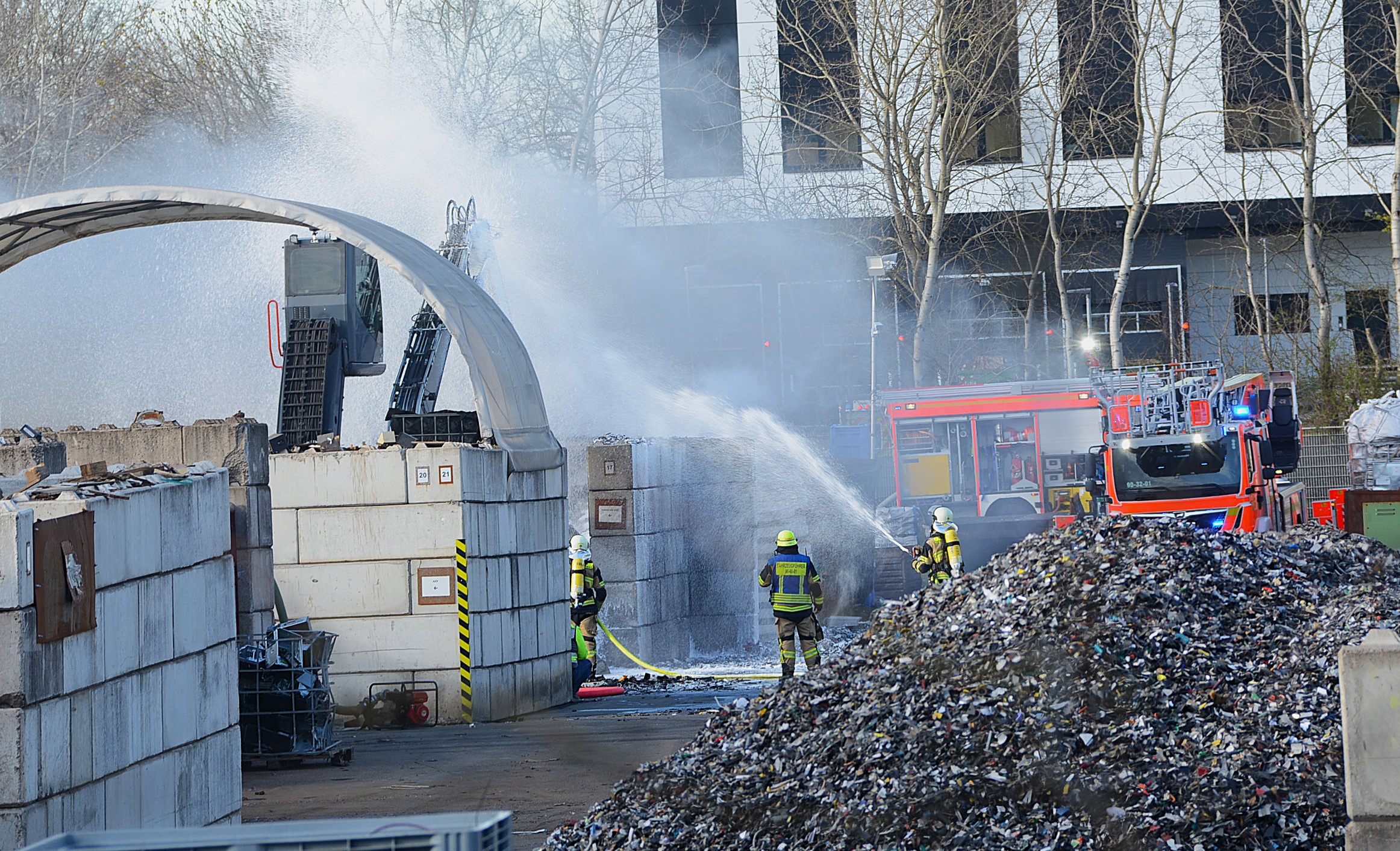 Auf dem Recyclinghof in Reinbek brannten 50 Quadratmeter Elektroschrott.